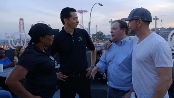 Wahlburgers - S10E11