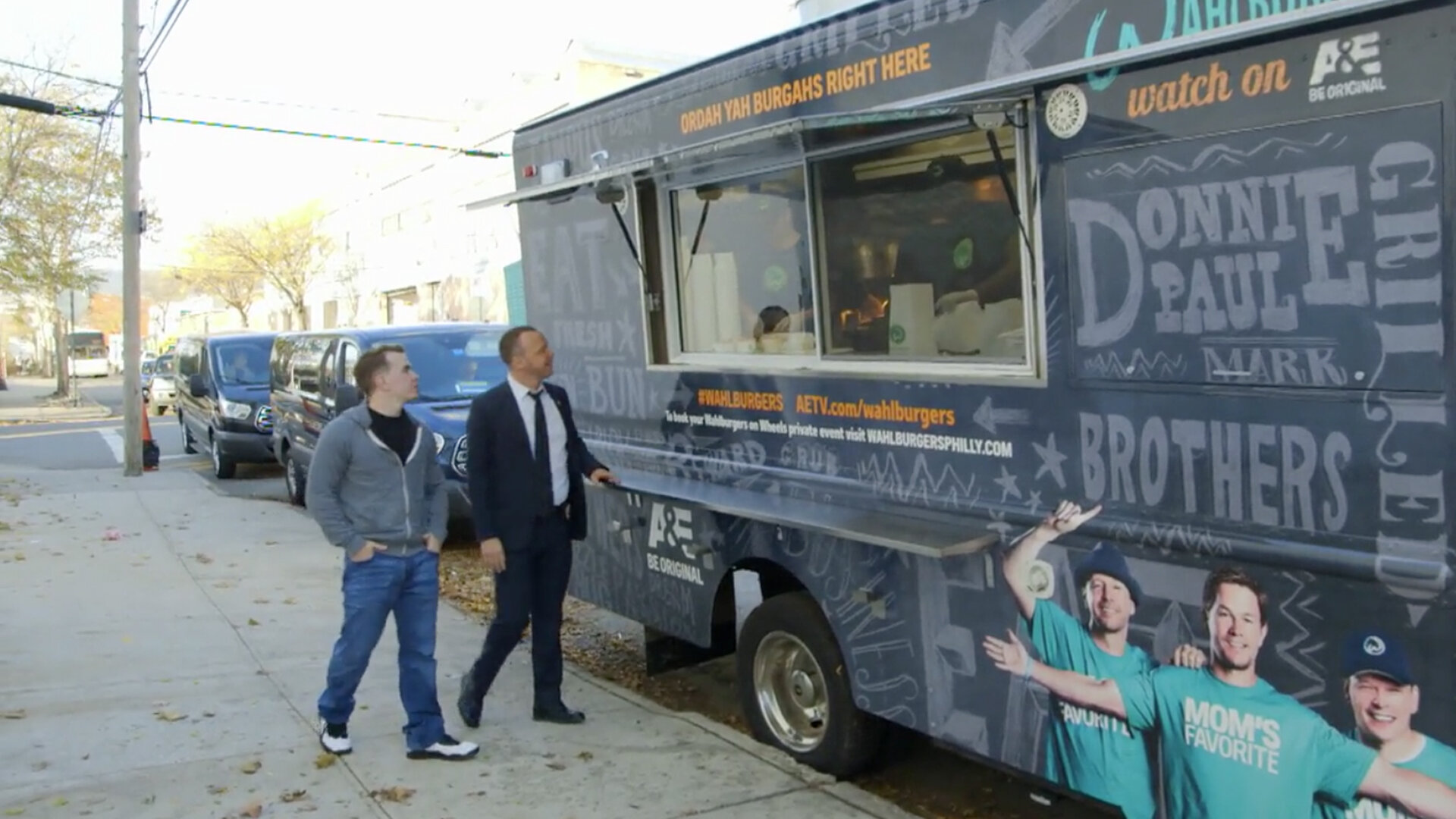 Wahlburgers - S10E11