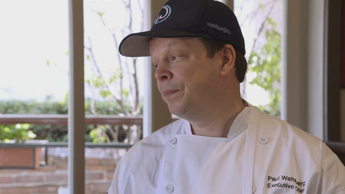 Wahlburgers - S10E11