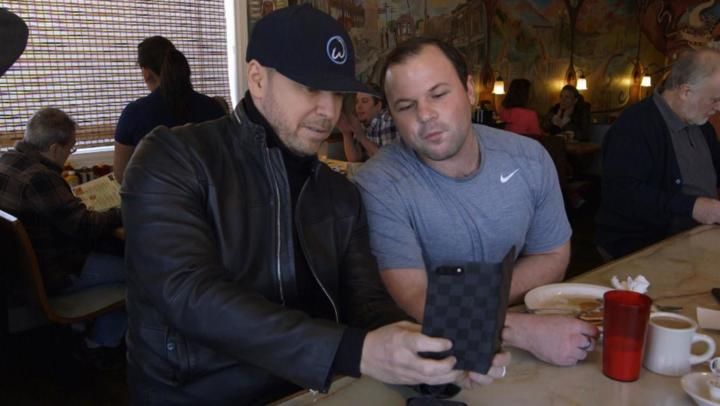 Wahlburgers - S10E11