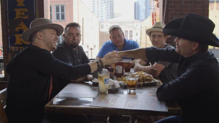 Wahlburgers - S10E11